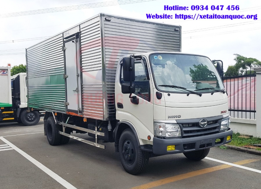 Xe tải Hino 3.5 tấn thùng kín dài 5m7 XZU352L Indonesia