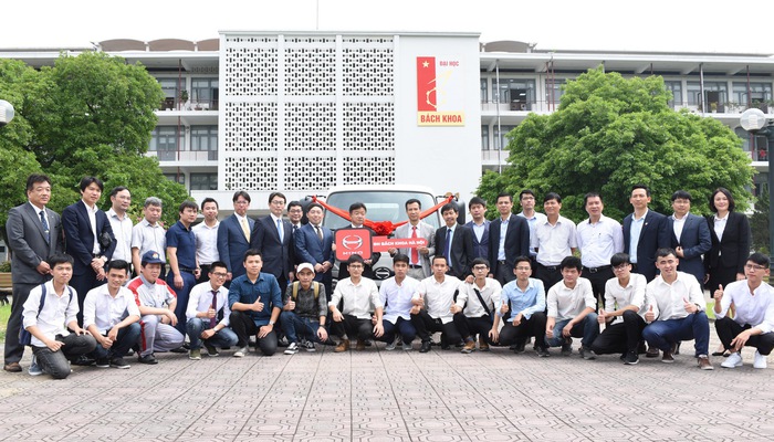 Hino Motors tặng xe tải cho hai trường Đại học bách khoa Hà Nội