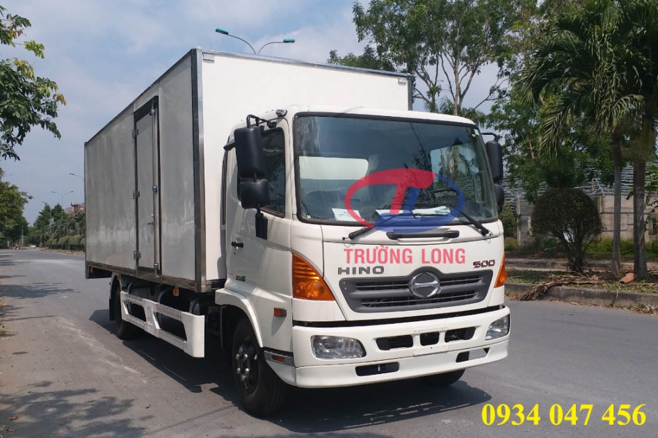Xe tải Hino 6.4 tấn thùng kín Composite, thùng dài 6m7